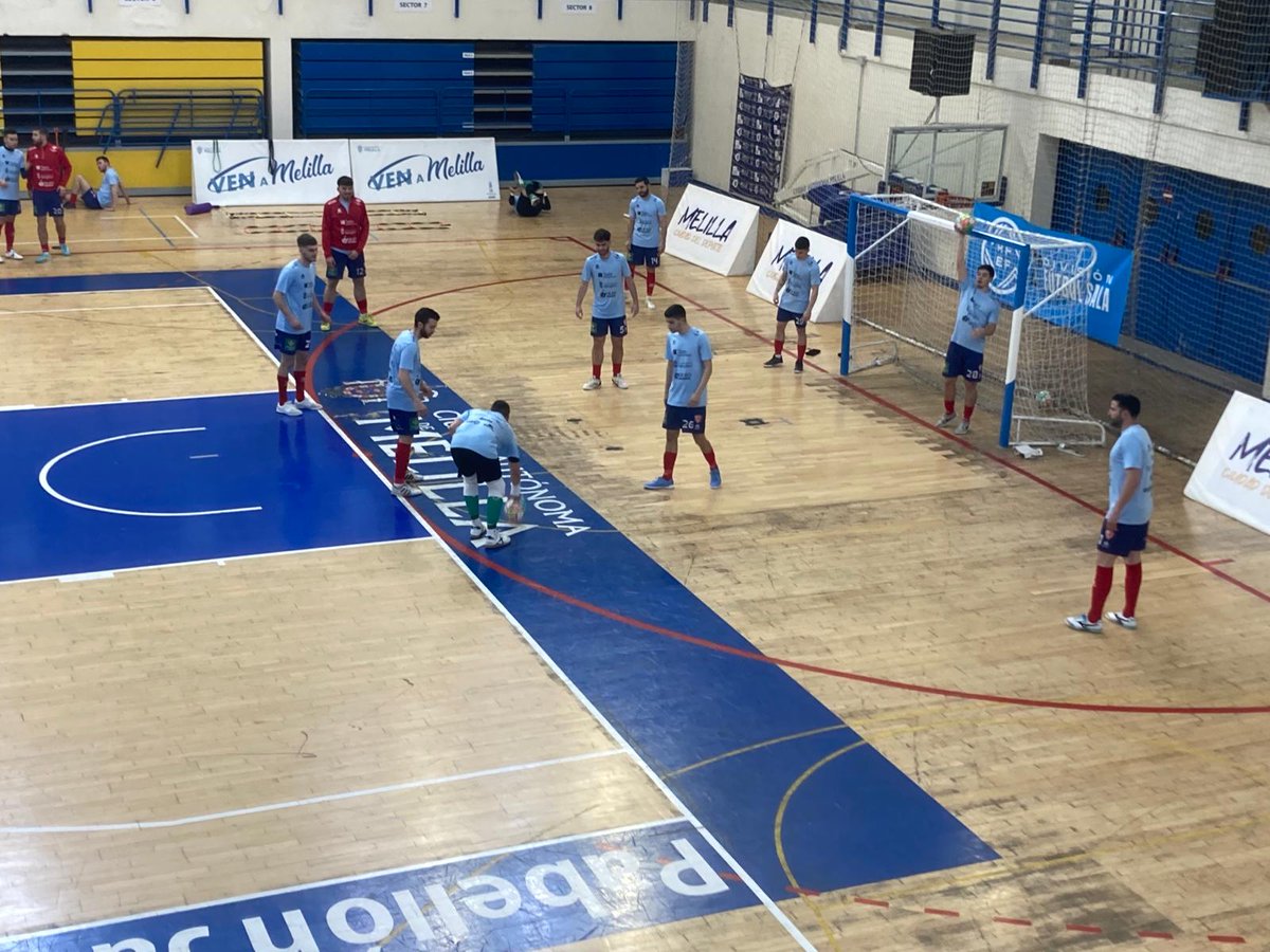 Nuestro equipo ya calienta previo al encuentro de esta tarde que podréis seguir en directo en el siguiente enlace 

youtube.com/watch?v=TuYpvv…