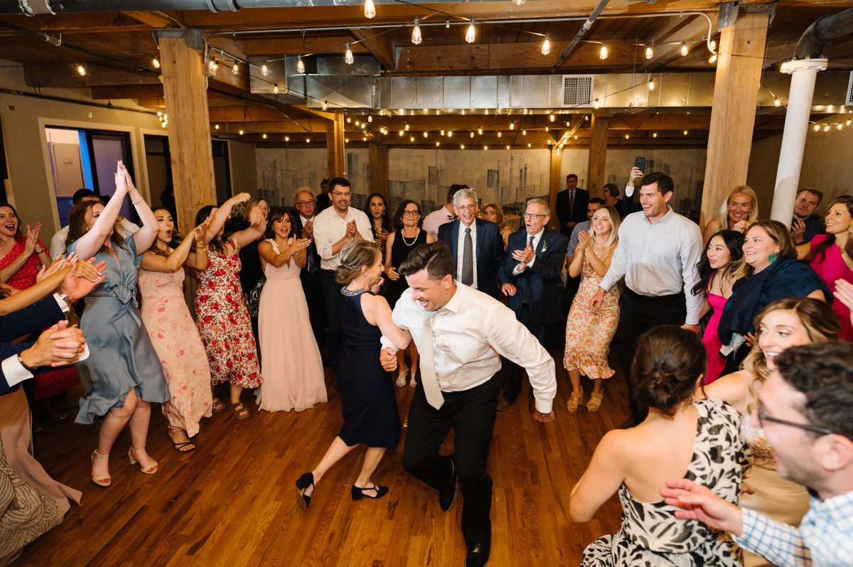 Weekend vibes all the way 💃🕺✨ 📸 Candace Sims Photo #lacunaevents #lacunalofts #chicagoeventvenue #chicagowedding #weddingday #chicagobride #saturdaynight