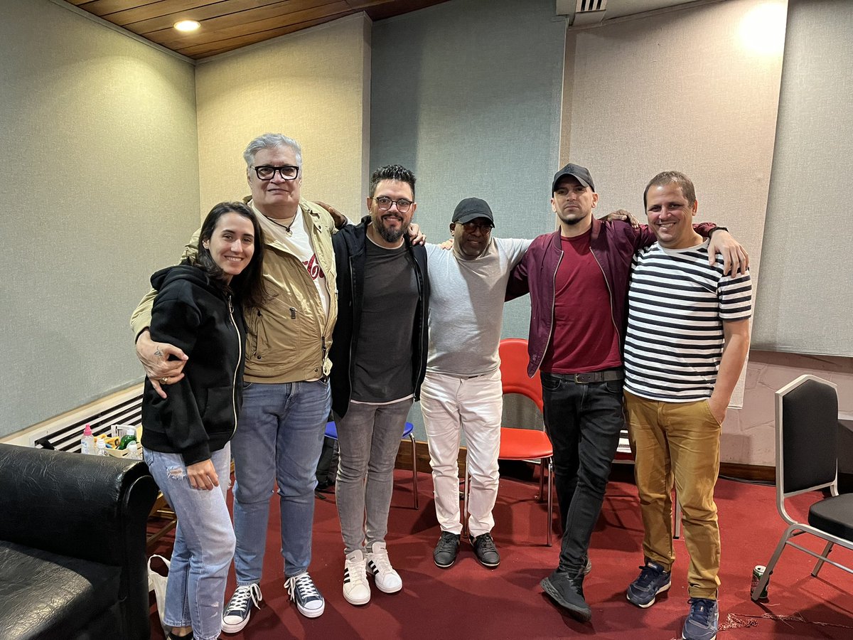 Siempre es un placer volver al estudio de la mano de estos grandes…
Q viva la Música …!!!!!