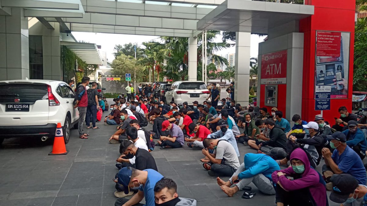 Nazari1010's tweet photo. #End12YearsInLimbo_Indonesia
UNHCR and IOM Indonesia are directly involved in the prolong waiting and uncertain future of refugees, they are responsible too for this human disaster. https://t.co/EEVvbrsTMN
