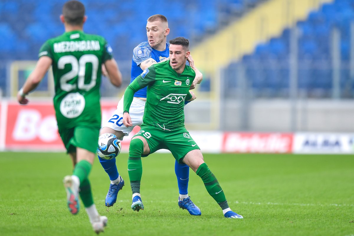 Spotkanie Ruchu Chorzów i Warty Poznań zakończyło się bezbramkowym remisem. Drugi tegoroczny mecz na Stadionie Śląskim przyciągnął na trybuny 1⃣3⃣ 4⃣2⃣8⃣ widzów. Kibice jak zwykle dali z siebie wszystko i Kocioł Czarownic opanowały piłkarskie emocje 🙌💥