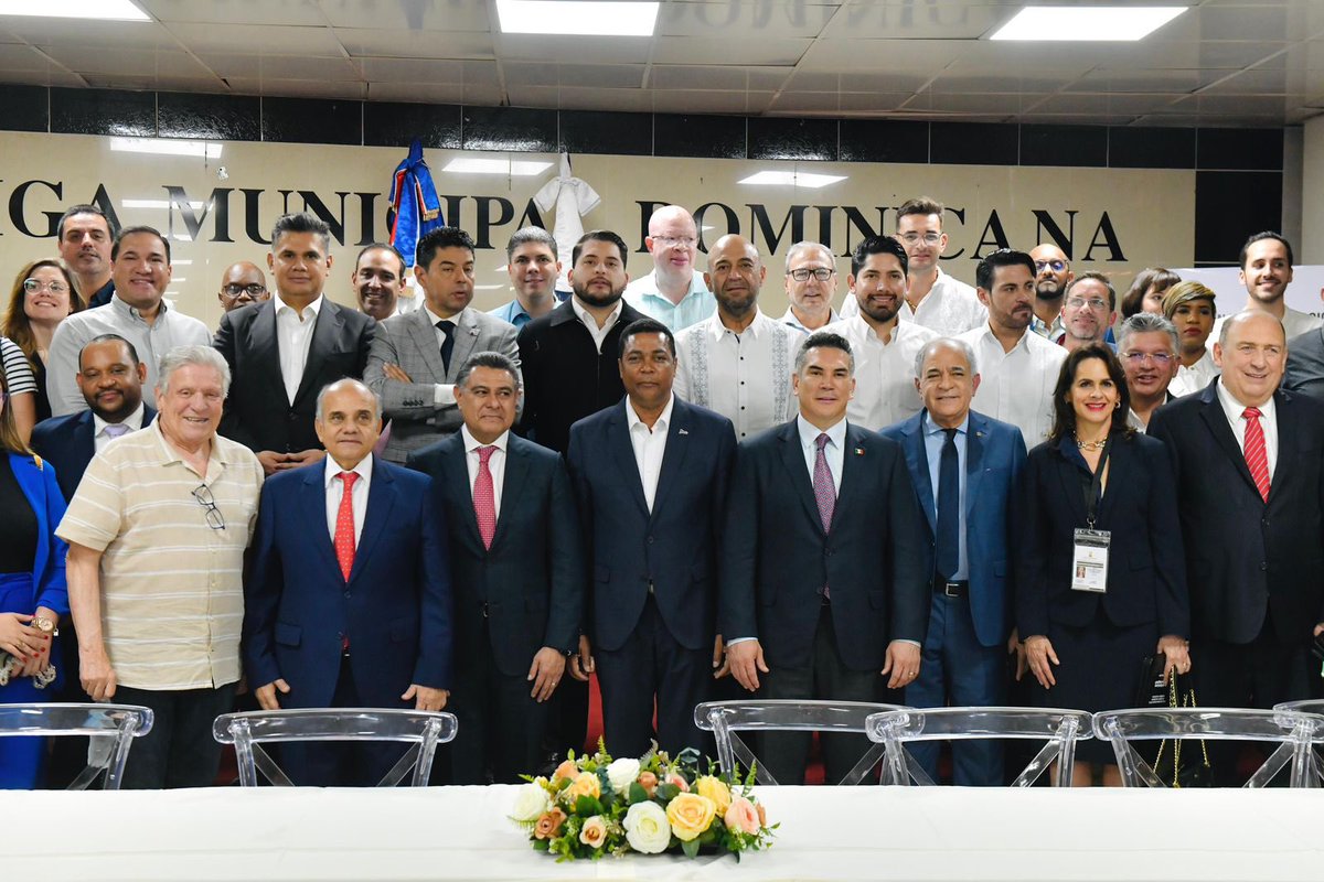 manuelanorve's tweet photo. Arrancamos una interesante gira en #RepúblicaDominicana, acompañando a mi presidente 
@alitomorenoc, en la misión de observadores electorales de la @copppal_oficial. 
Iniciamos este encuentro con diversas reuniones para abordar temas clave para la estabilidad democrática de las naciones.
