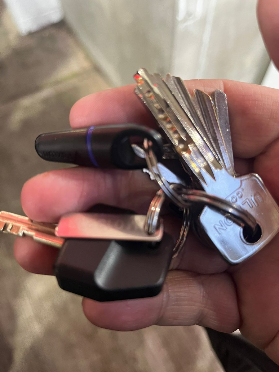 Ken Stewart has found some car keys at Stoke City just now.   somewhere has lost some keys in away end ? They have been handed in to the head steward in away end 😃👍

#pusb #sba #sbftv #efl #eflchampionship