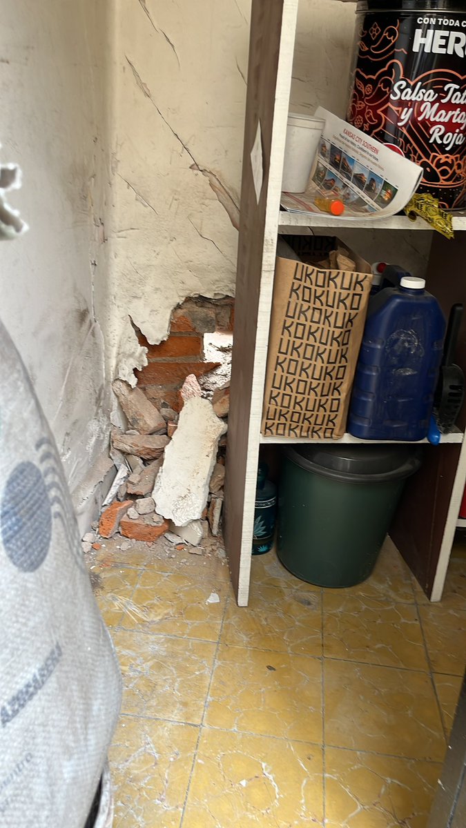 orlandooliveros's tweet photo. Oye @GobCDMX @BJAlcaldia qué se hace cuando en la reconstrucción de un edificio por el #sismo19S empieza a destruir mi casa??? @Comision_CDMX a quién le preguntamos qué procede? Quién nos repara el hoyo en la pared https://t.co/4YtSjRx6CG