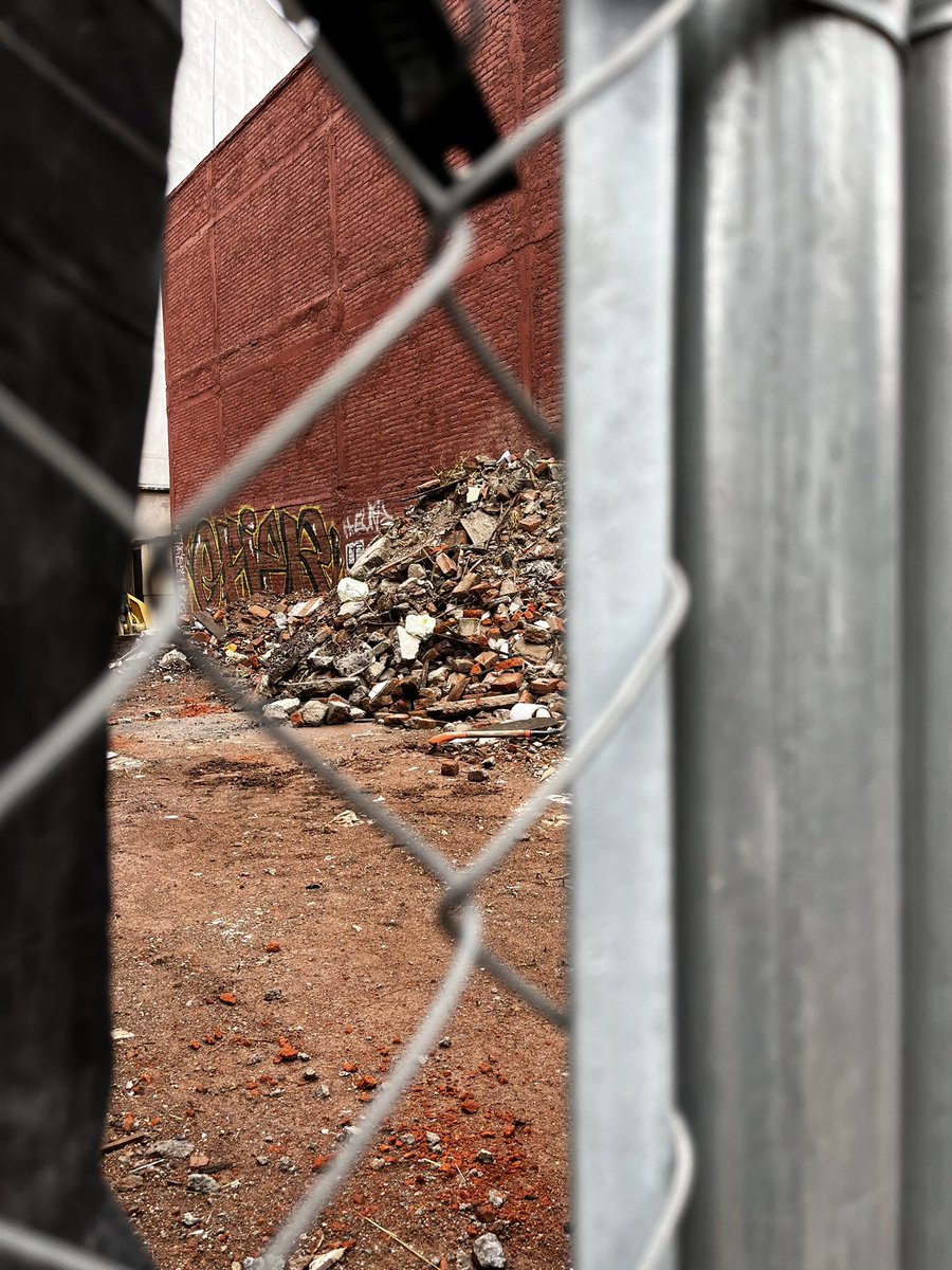 orlandooliveros's tweet photo. Oye @GobCDMX @BJAlcaldia qué se hace cuando en la reconstrucción de un edificio por el #sismo19S empieza a destruir mi casa??? @Comision_CDMX a quién le preguntamos qué procede? Quién nos repara el hoyo en la pared https://t.co/4YtSjRx6CG