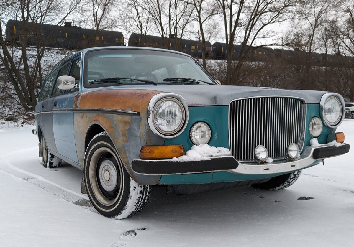 Koepfli_Lab's tweet image. Neat car at @CityofSouthBend Farmer&apos;s Market today. Fresh tracks in the snow show it&apos;s perfectly drivable🙂