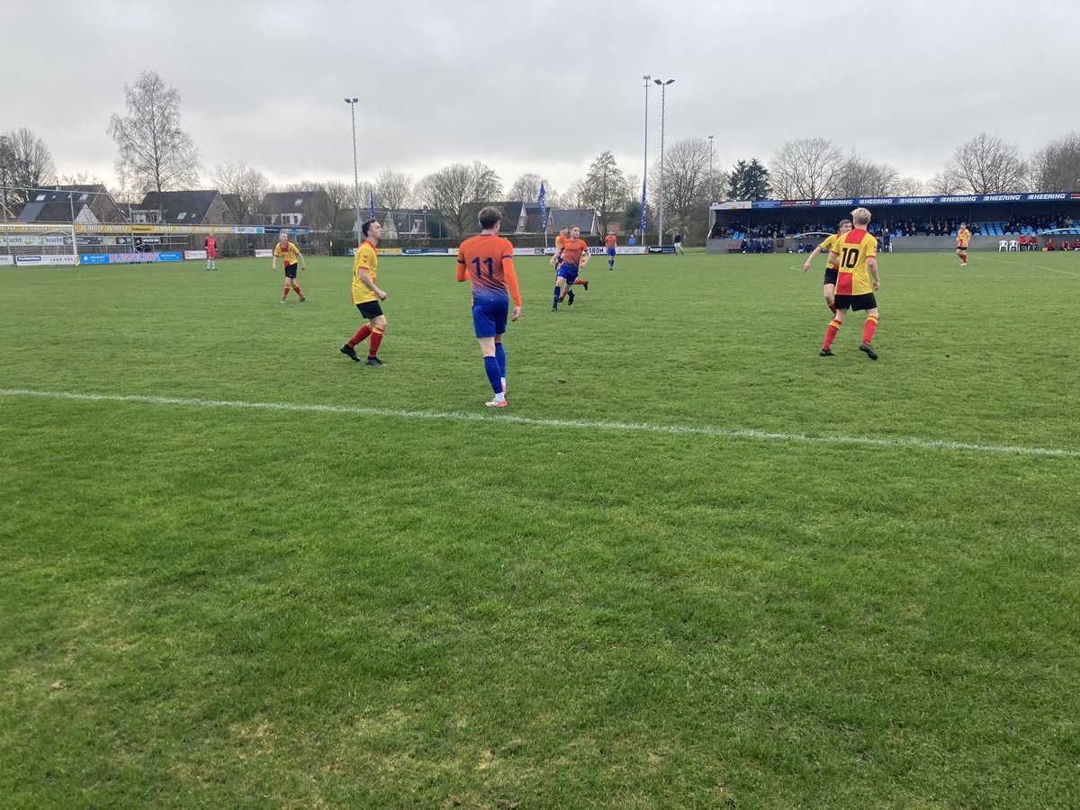 Vitesse63's tweet photo. PEC Zwolle ⤵️
IJsselmeervogels ⤵️
DVS’33 ⤵️
DVC Dedemsvaart ⤵️
De broekzak van Erwin Gunnink en Peter Kuiper 👌🏻 #Westerman #dvcvit https://t.co/RWVQCmyiWo
