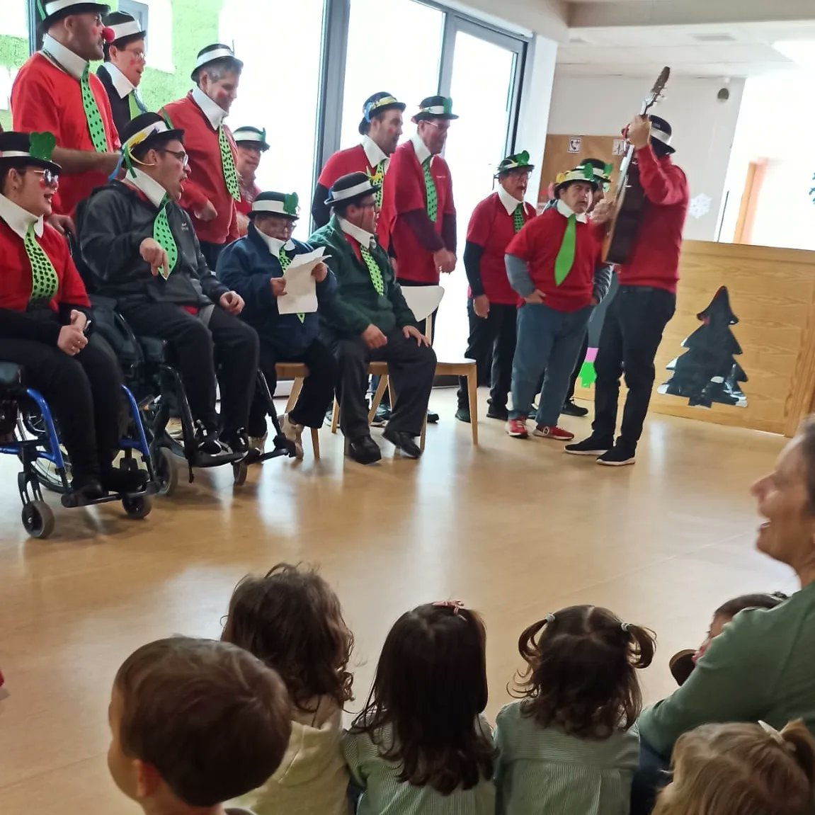 AfanasSCRT's tweet photo. Esto es #Carnaval 🎭
Desde los más pequeños a los más grandes, todos han disfrutado de una gran semana de carnavales.
#PlenaInclusión #AfanasSCRT https://t.co/jH0UbYdynr