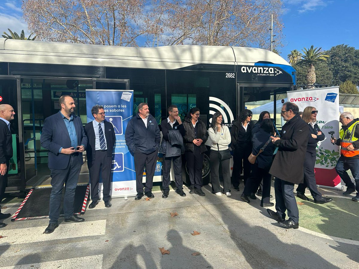 ONCECatalunya's tweet photo. Participem en la jornada #EnsPosemALesTevesSabates de sensibilització de persones cegues 👨‍🦯🦯i amb mobilitat reduïda amb treballadors d' @mataro_bus 
🚏🚍. Gràcies per posar-vos a la nostra pell i fer una mobilitat més inclusiva! https://t.co/u7wKpoOFyB