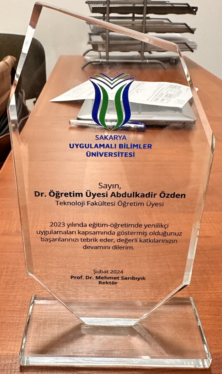 Öğrencilerle olan iletişim ve etkileşim konusundaki çabalarımın üniversitem tarafından değer görmesi mutluluk verici. Akademik genel kurulda, 2023 yılında 'Eğitimde Yenilikçi  Uygulamalar' kapsamındaki ödülümüzü Rektörümüz Prof. Dr. Mehmet Sarıbıyık'ın elinden aldık. 😎