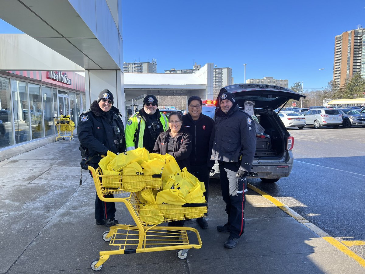 Great start to our 23 Division Dixon Neighbourhood Cram A Cruiser Food Drive !!! Thank you Rexdale for the #support !!! @TPS23Div @TorontoPolice @TPAca @TPS_CPEU @engage416 @tps39 #torontopolice #community #Engagement #tpsnco