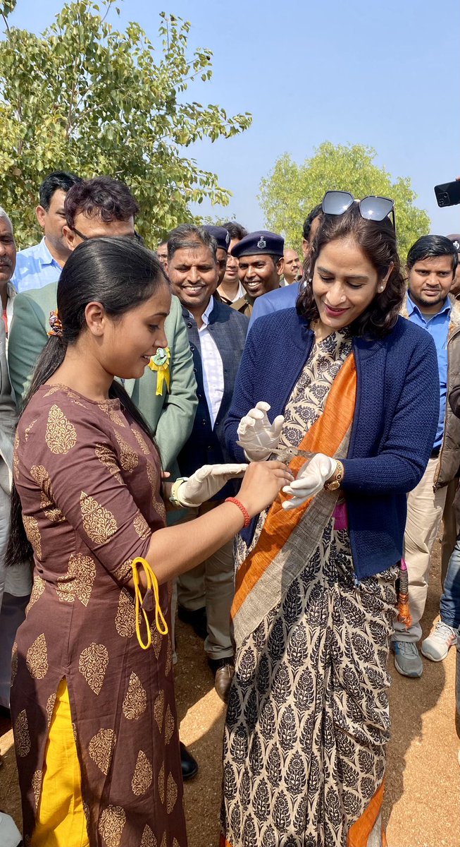BandanaPreyashi's tweet photo. Bird ringing is attaching a small,numbered metal tag to leg/wing of a wild bird to enable its individual https://t.co/ysQ0Q4CZLQ tells us where migratory #Birds come from &amp; which families return to us each year. Released ringed birds today at #Nagi Bird festival #birding #Bihar https://t.co/Y1BXNc5CXX