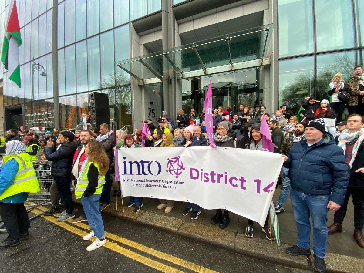 Teachers4Pal's tweet photo. Superstar Irish teachers marching in solidarity with #Palestine in #Dublin today

#GazaGenocide #Education https://t.co/RRIblFGDNG