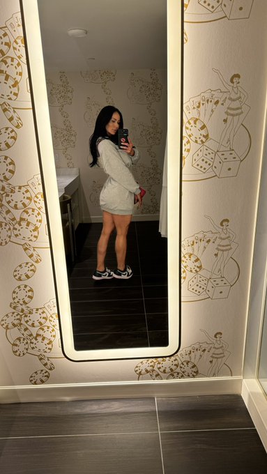 It&rsquo;s Saturday in Vegas .. so it&rsquo;s #Selfie time 😘 https://t.co/dwvqJs49qx<a href="/tag/selfie"class="tags">#Selfie</a>