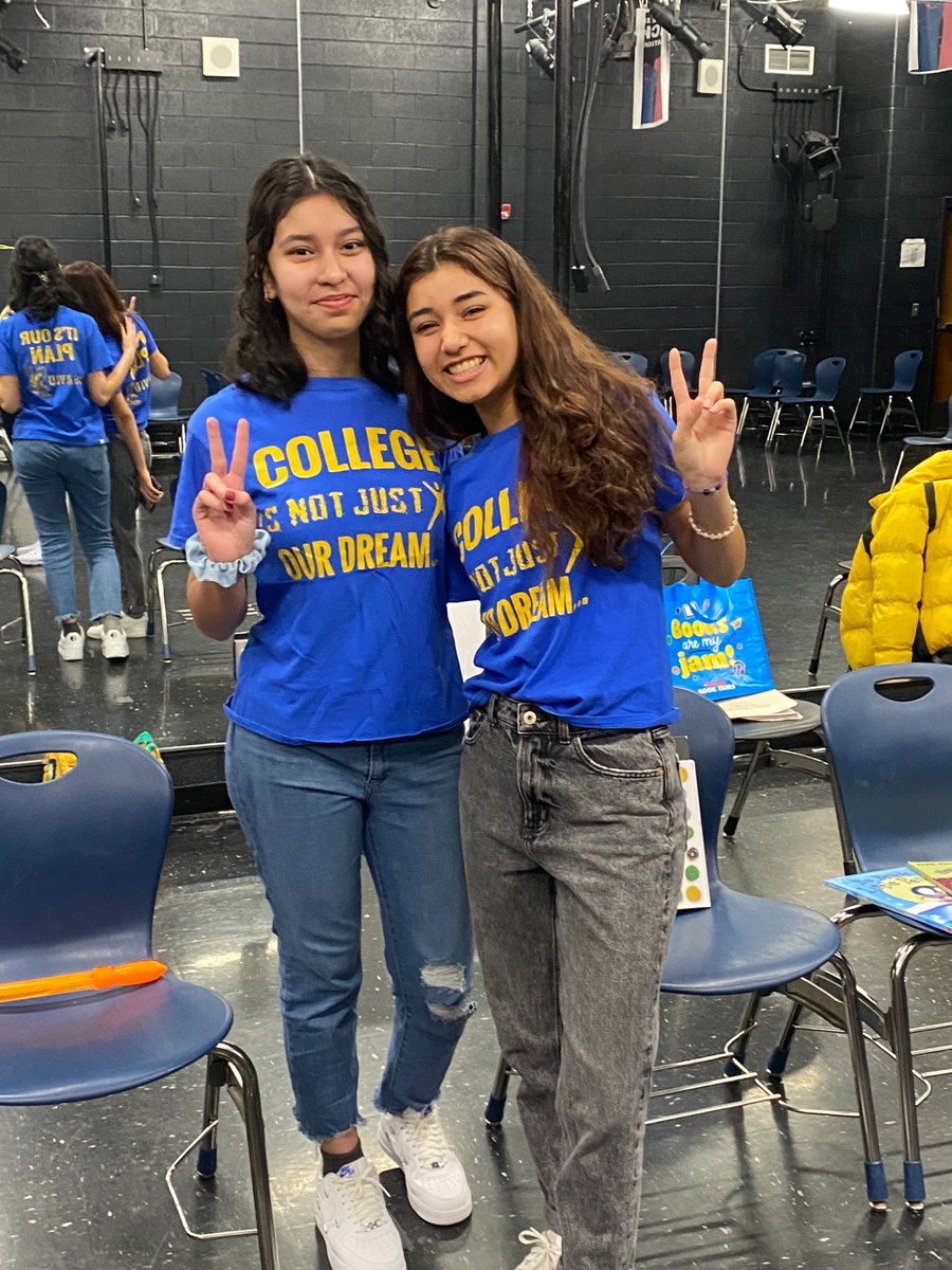 ACPSk12's tweet photo. AVID senior classes average 15 Scholarship Fund of Alexandria winners each year, amassing more than $200,000 in renewable FREE money for college! #15DaysOfAVIDACPS @AVID4College https://t.co/gMcZ4NzYf8