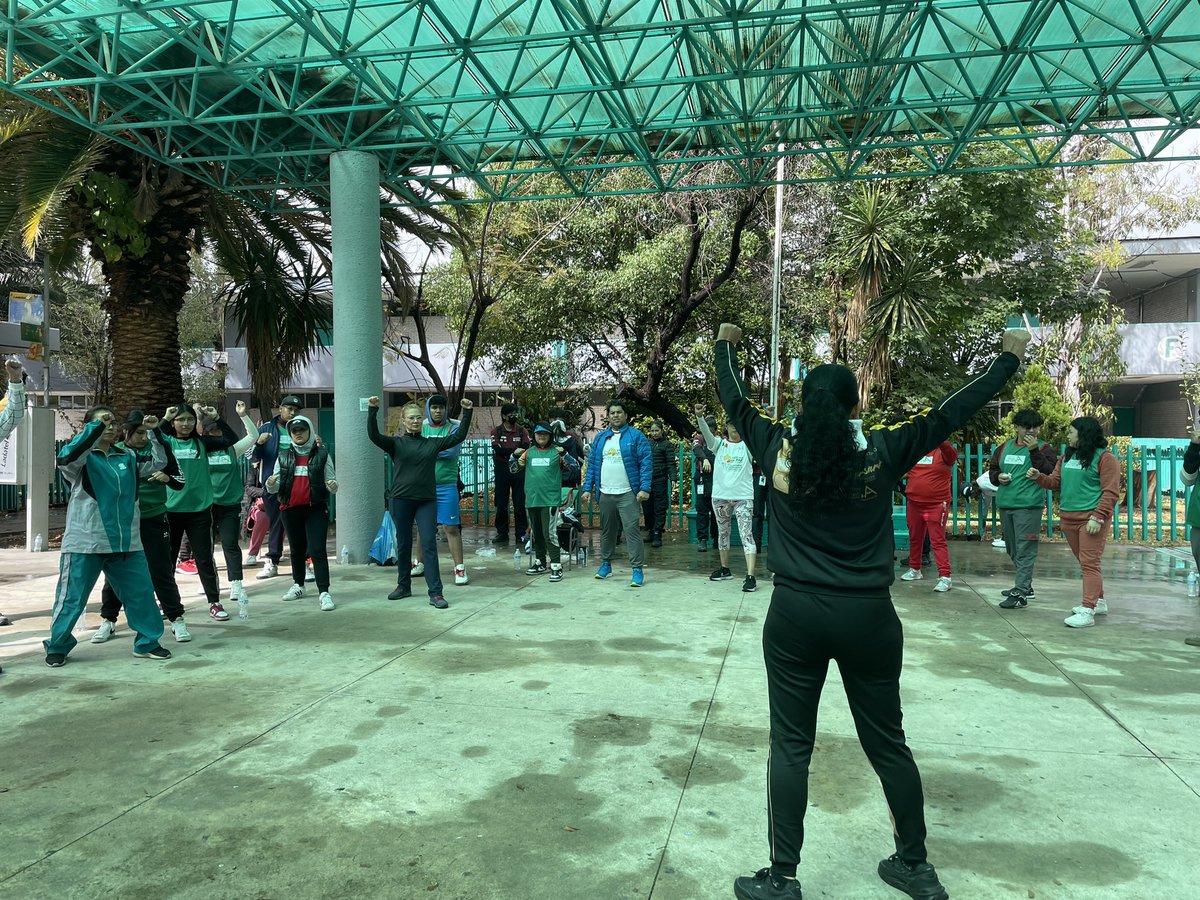 Cb9Aragon's tweet photo. Continuamos con el #SemáforoDeportivo🚦 de la @FAHHdeporte de la mano de nuestras instructoras @sbrsusana en el colegio de Bachilleres Plantel 09 Aragón  #hagamosequipo estrategia de prevención de adicciones en la Jornada Nacional de la escuela a la Comunidad https://t.co/E0FNwGcoIs