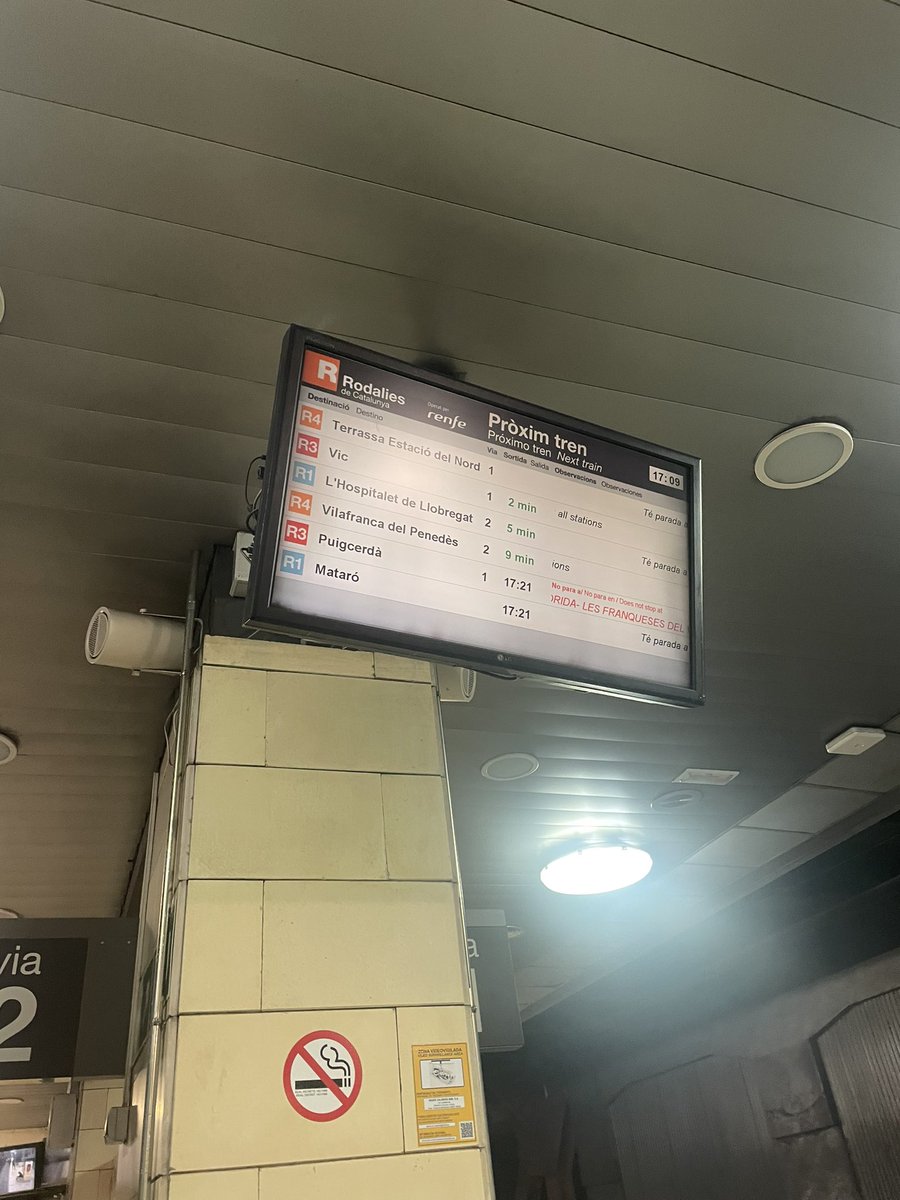 SrChili's tweet photo. Solo para poneros en situación, tren dirección puigcerdà que en teoría llegaba a plaza cat a las 16:38, todavía sigue demorándose, cuando llega? Pues como no llegue encima de otro ya me dirás https://t.co/y4tnnsa4FK
