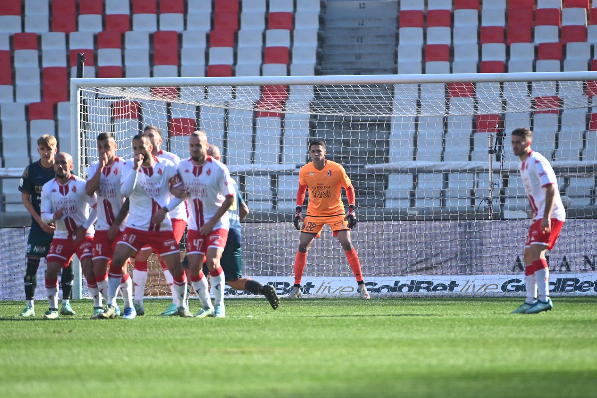 sscalciobari's tweet photo. ⚪️🔴 #BARFER // #Brenno : «Era importante vincere e portare a casa i tre punti» 🎙
⤵️
https://t.co/9cuZm2ym23
•
#SSCBari #legaB #seriebkt
#StopViolenzaSulleDonne 🎈
#NoAlRazzismo 🤝 https://t.co/CJTUBztvzW