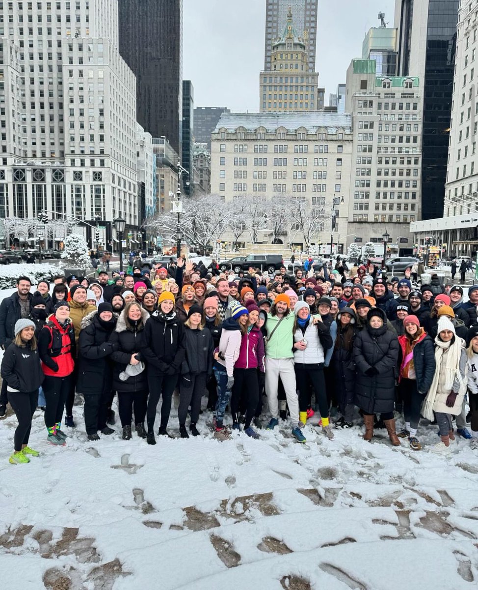 Snowy 5km run around Central Park this morning 🥶 Thanks for coming everyone. Loved meeting you all. See you next time 😀🇺🇸✌🏽