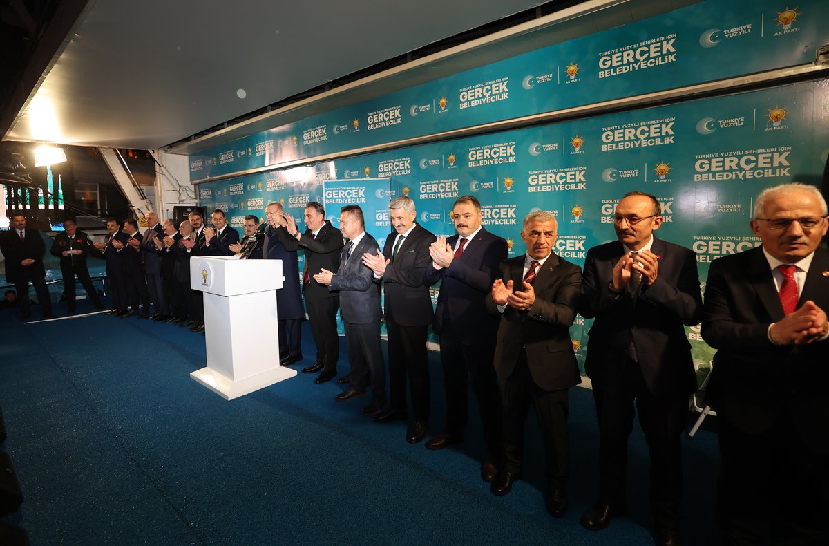 Tarih boyunca hakkın ve hakikatin sesi olan, sözünü yere düşürmeyen, dostunun başını önüne eğdirmeyen, yoldaşını yarı yolda bırakmayan Trabzon… Teşekkürler Trabzon! 🇹🇷