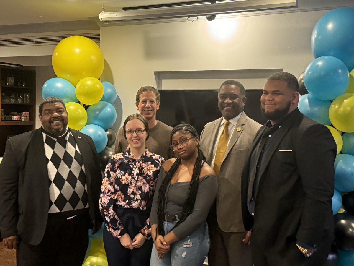 Marc Jerome (@marcmjerome) on Twitter photo We had a wonderful dinner with our students from the Bahamas and the Consul General, the Honorable Leroy Major. Students from a wide range of islands, including Nassau, Freeport, Exuma, Inagua and Eleuthera attended. These students are performing exceptionally <a href="/opmthebahamas/">Office of The Prime Minister The Bahamas</a> We had a wonderful dinner with our students from the Bahamas and the Consul General, the Honorable Leroy Major. Students from a wide range of islands, including Nassau, Freeport, Exuma, Inagua and Eleuthera attended. These students are performing exceptionally <a href="/opmthebahamas/">Office of The Prime Minister The Bahamas</a>