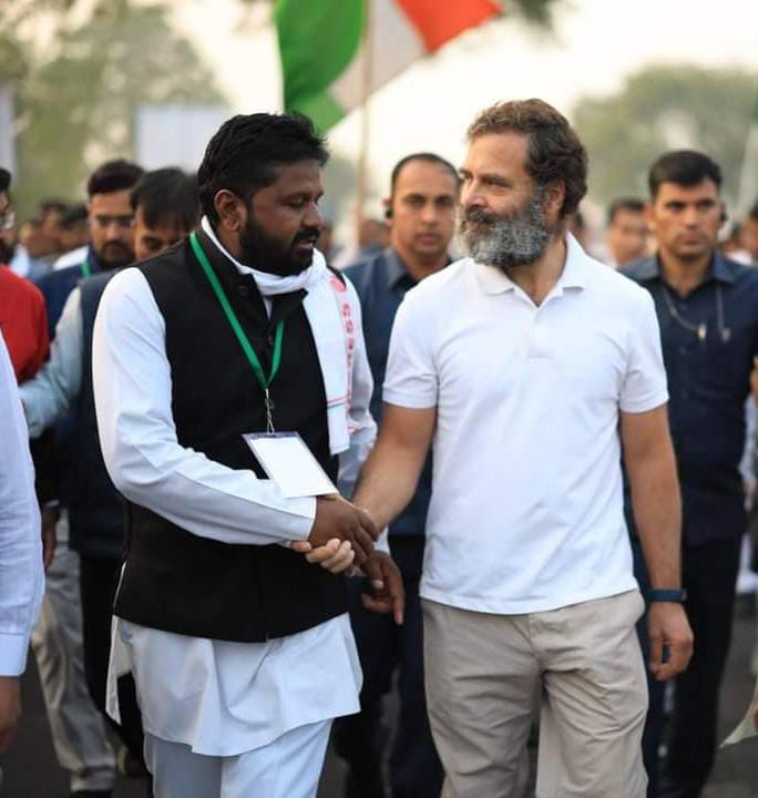 GaneshGINC's tweet image. पल पल रंग बदलती इस दुनिया में, 
हमें गुरूर है अपने बेरंग होने पर
#WithCongress
#WithRahulGandhi