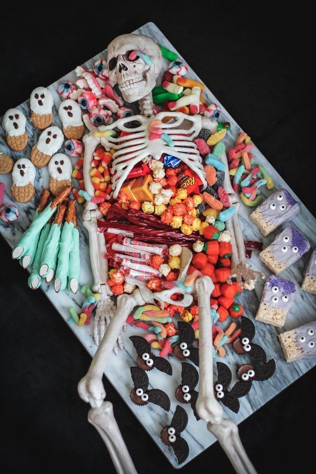 BunnieKat1962's tweet photo. @SchreinerSue @Super_Beppo @AllNightShow @woofknight @madamyez @GhostAtTheGate @TV_Fanatic_Girl @QueenHalloweenW @kitschkong @LiamBarrettEsq @classic_film @OtakuHanzo Lol! 
#DisasterDinnerParty
#Skeletons https://t.co/HzwpRQpBCn