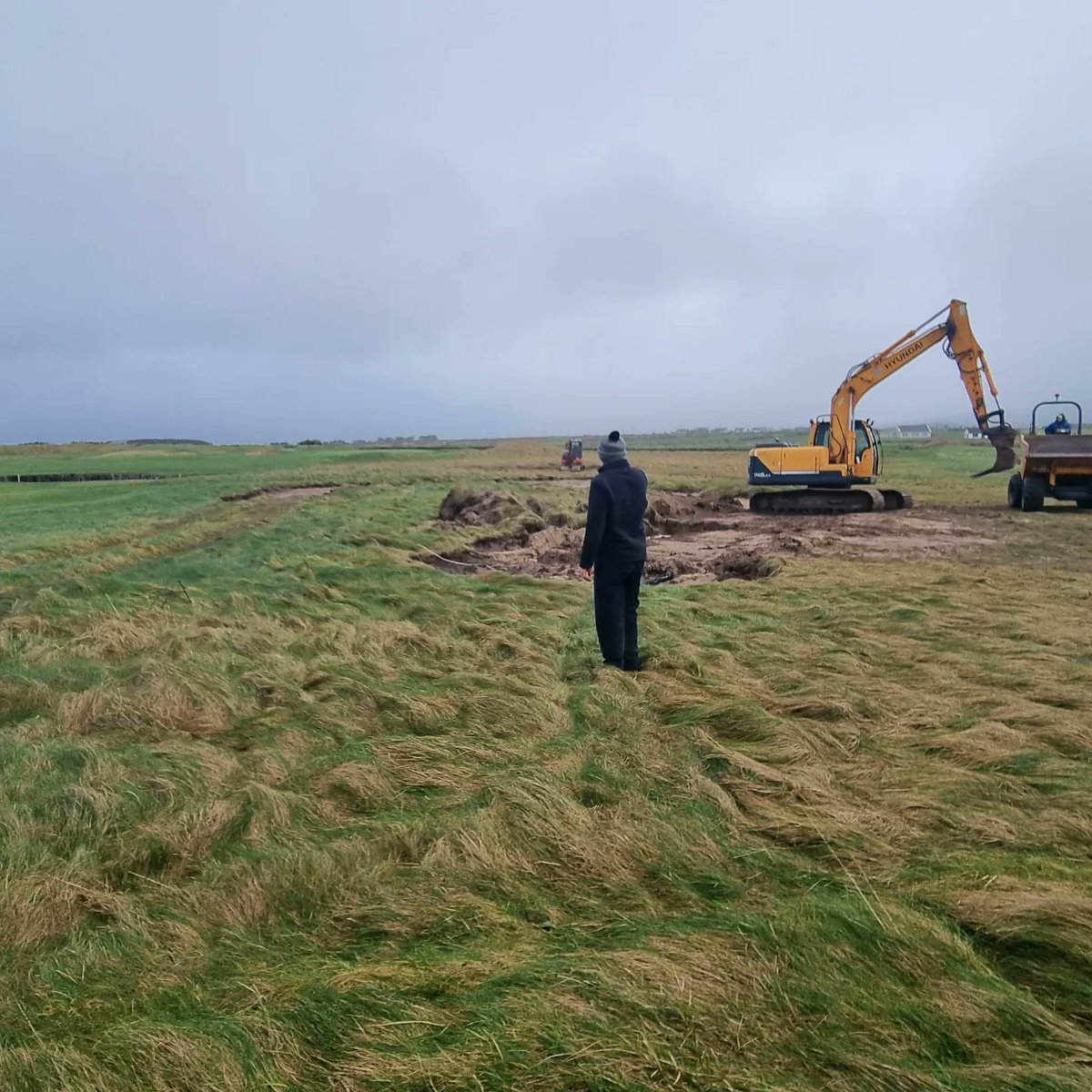 Another few jobeen's on the go on the course. Just a gentle regrade on 16 fairway & some sandscape work on 15 & 11. All holes open throughout. Hopefully upgrades all done and dusted by St Patrick's Weekend & ready for the season ☘️⛳👌✅ #ceannsibeal #corcadhuibhne #linksgolf