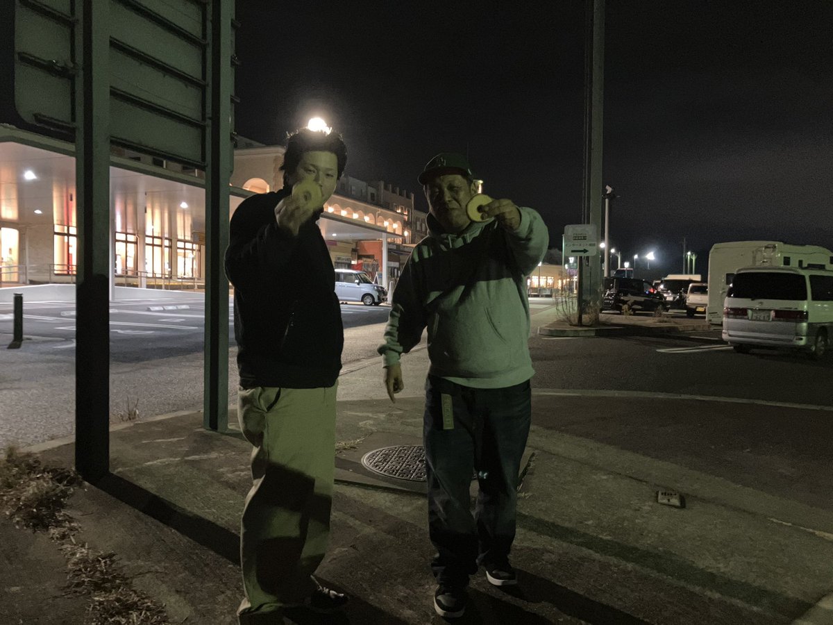 Tornadogen's tweet photo. スゲー偶然！UPPERの浜松ライブ帰り、越谷に向かうCODE AXEに会う！@浜松
記念なんでSAで買った壊れバウムをあげて変な絵撮っといたww
#code_axe 
#壊れバウム https://t.co/113T4Uzjk1