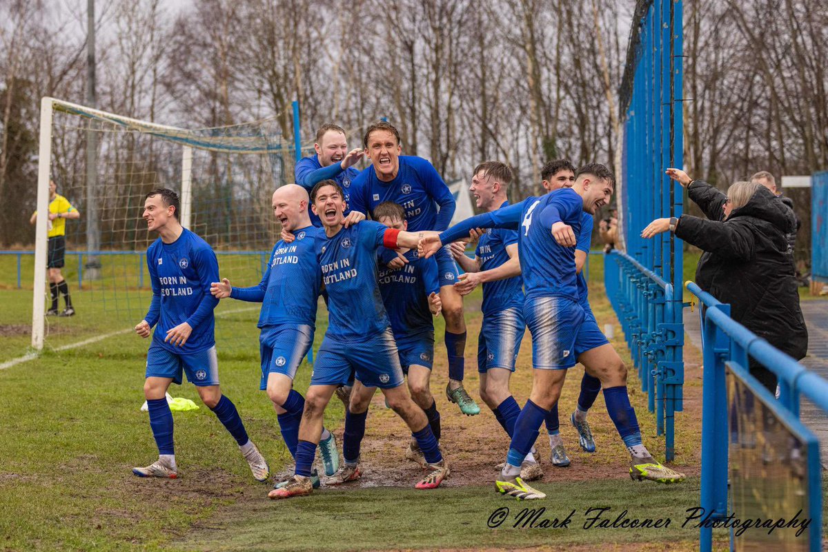 Star boys celebrate the second goal in todays stunning win against Camelon <a href="/SeanGuiney93/">🆂🅶</a> seems to have a knack of knowing where the camera is