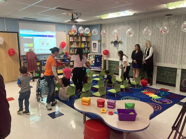 RedlandOaksES's tweet image. Let&apos;s celebrate the opening of the new EC Library @RedlandOaksES. A ribbon cutting followed with a PK class and a read aloud by NEISD School Board Pres. Ms. Grona. Thank you for the support of NEISD School Board, NEEF, NEISD Facilites, &amp;amp; Library Services. 🦝@NEISD #neisd