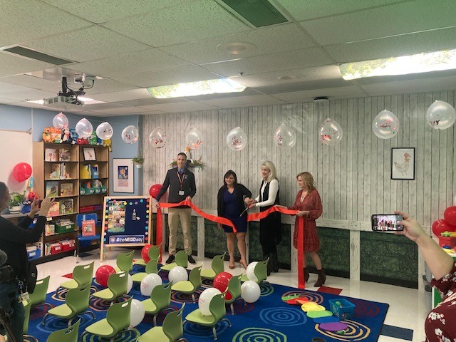 RedlandOaksES's tweet image. Let&apos;s celebrate the opening of the new EC Library @RedlandOaksES. A ribbon cutting followed with a PK class and a read aloud by NEISD School Board Pres. Ms. Grona. Thank you for the support of NEISD School Board, NEEF, NEISD Facilites, &amp;amp; Library Services. 🦝@NEISD #neisd