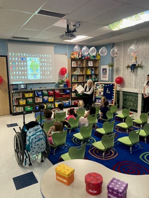 RedlandOaksES's tweet image. Let&apos;s celebrate the opening of the new EC Library @RedlandOaksES. A ribbon cutting followed with a PK class and a read aloud by NEISD School Board Pres. Ms. Grona. Thank you for the support of NEISD School Board, NEEF, NEISD Facilites, &amp;amp; Library Services. 🦝@NEISD #neisd