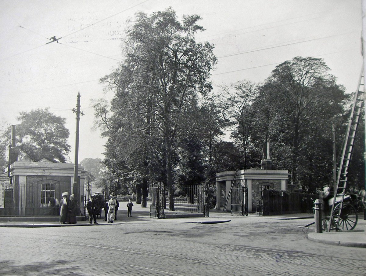 The main #HerneHill gate to Brockwell Park c1905-10. Electric trams have arrived – note the overhead line. The two lodge houses predate the creation of Brockwell Park as a public park in 1892 and were demolished c1914.