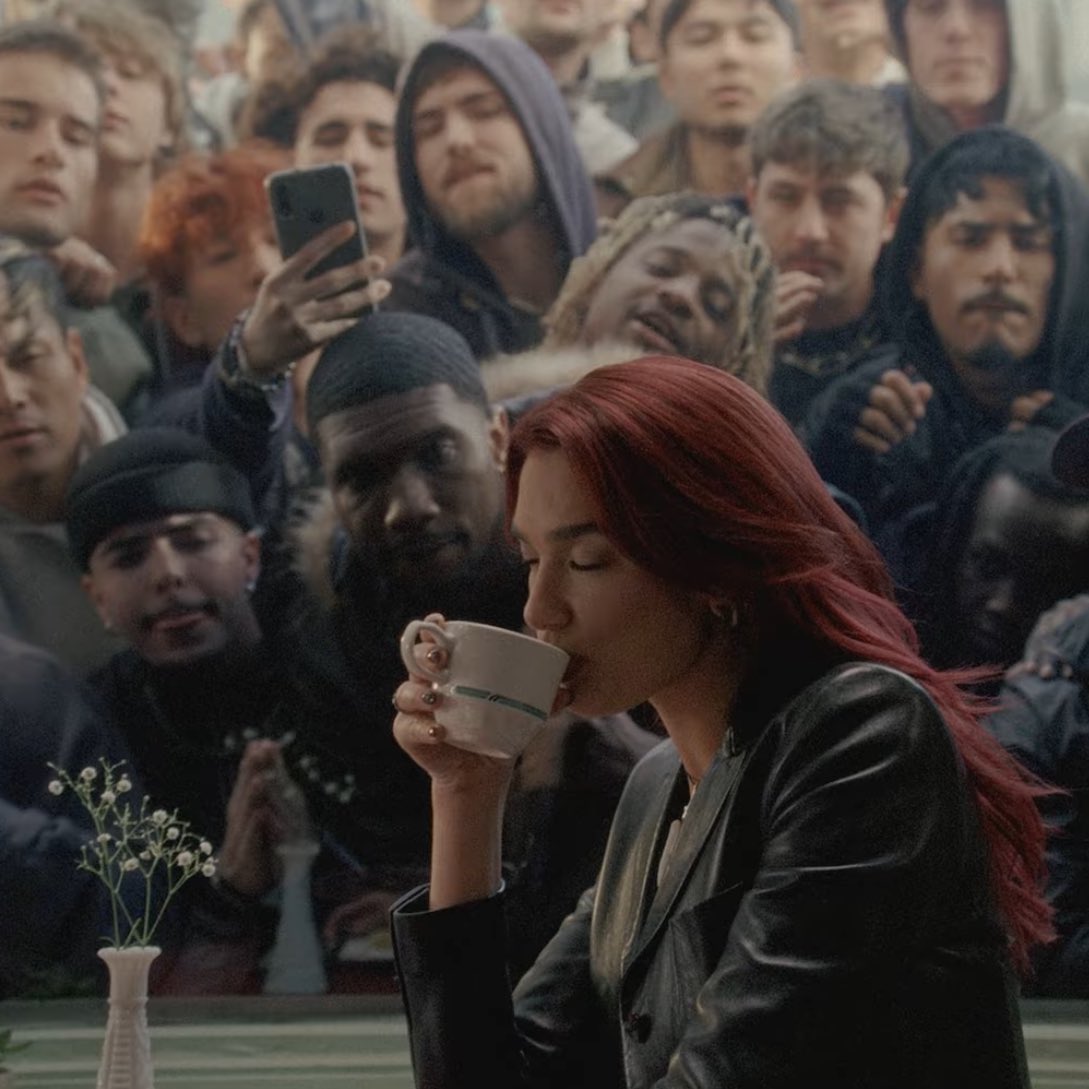 Así se siente comer en Casa de Toño en hora pico.  Todos esperando a que te termines tu pozole, tu flan de la abuela y tu clamatoño.