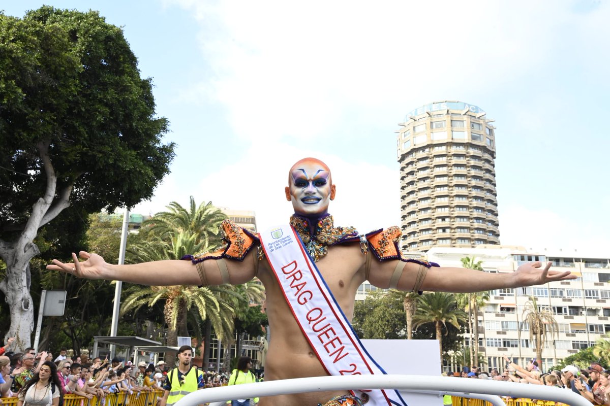 lpacarnaval's tweet photo. 𝑳𝒂 𝑪𝒂𝒃𝒂𝒍𝒈𝒂𝒕𝒂 𝒅𝒆 𝒍𝒐𝒔 𝑪𝒂𝒓𝒏𝒂𝒗𝒂𝒍𝒆𝒔 𝒅𝒆𝒍 𝑴𝒖𝒏𝒅𝒐
#cabalgataLPGC 🥳🎉
¡Drags en la Gran Cabalgata!
#CarnavalLPGC https://t.co/ry1QtUfSNS