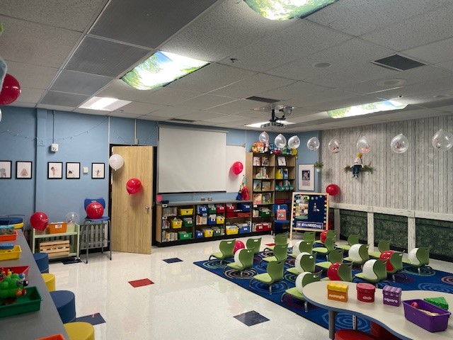 RedlandOaksES's tweet image. The Early Childhood Library @RedlandOaksES is officially open. A HUGE thank you to @RedlandOaksES Librarian Shannon Perkins whose energy and love for learning brought it life. Check out this child friendly space.🦝