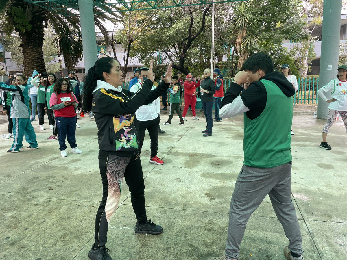 Cb9Aragon's tweet photo. Continuamos con el #SemáforoDeportivo🚦 de la @FAHHdeporte de la mano de nuestra instructora @sbrsusana en el colegio de Bachilleres Plantel 9 Aragón  #hagamosequipo estrategia de prevención de adicciones en la Jornada Nacional de la escuela a la Comunidad, clase de Kick Boxing https://t.co/esj0bt9nx8