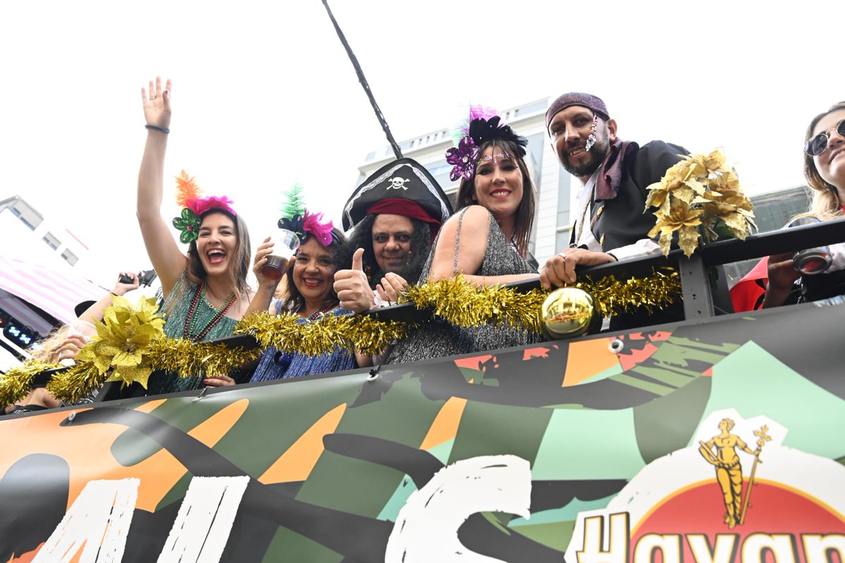 lpacarnaval's tweet photo. 𝑳𝒂 𝑪𝒂𝒃𝒂𝒍𝒈𝒂𝒕𝒂 𝒅𝒆 𝒍𝒐𝒔 𝑪𝒂𝒓𝒏𝒂𝒗𝒂𝒍𝒆𝒔 𝒅𝒆𝒍 𝑴𝒖𝒏𝒅𝒐
#cabalgataLPGC 🥳🎉
¡La Gran Cabalgata!
#carnavallpgc
Fotos: Sabrina Ceballos
@lpacarnaval | @AyuntamientoLPA https://t.co/2EG8XROBTQ