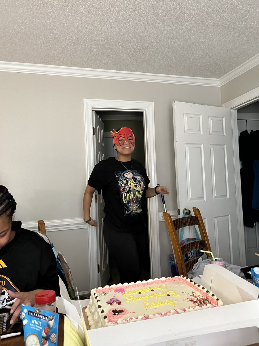 BigJohnTheCoach's tweet photo. Sisters celebrating Christina’s 20th!the creativity is crazy up in here #GirlDad #ECUDad https://t.co/IjsRgv4Gcv