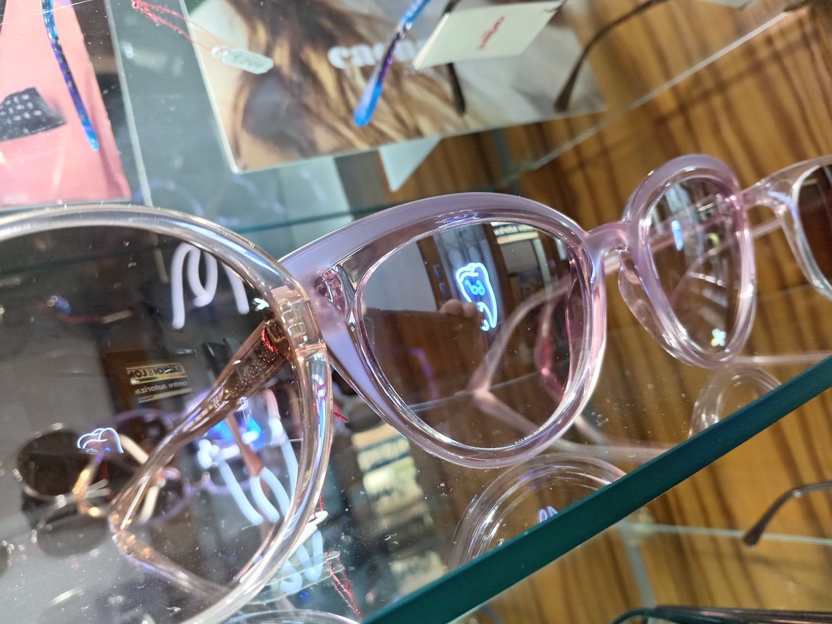 OpticaLancaster's tweet photo. Lentes de sol bonitos para todos #lentesdesol #opticalancastercentro #optidental #FelizSabado #OptiDentalLancasterCentro https://t.co/pIuGO1QH41