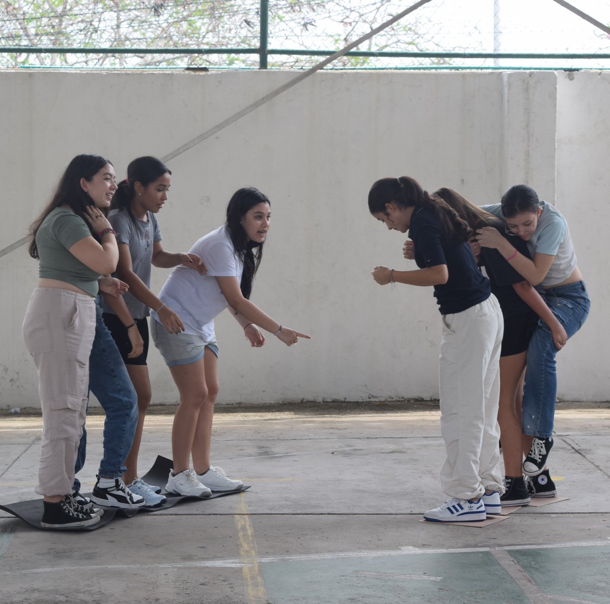 Conocer los posibles roles que se pueden generar en situaciones del trabajo en equipo, afianzar la confianza y promover el liderazgo de excelencia fueron los objetivos del Outdoor Training realizado por las estudiantes de Noveno Grado  @corporacionpep