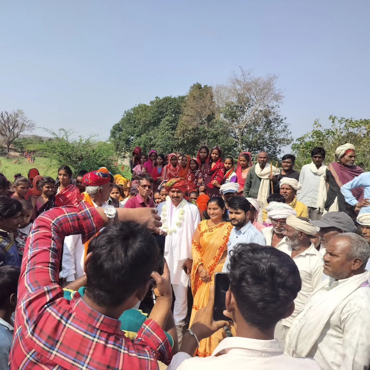 धन्यवाद यात्रा के तहत आज आसपुर विधानसभा के साबला ब्लॉक के विभिन्न गांव-गाँव में अपनों से मिले साथ व सम्मान के लिए धन्यवाद ज्ञापित कर ग्रामीणों की समस्याओं के बारे में जानकारी लेकर जल्द से जल्द उन समस्याओं का समाधान करने का वादा किया!