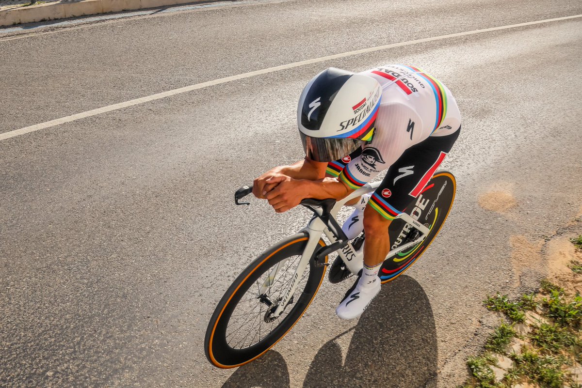 🔥 Remco on fire 🔥

The UCI ITT World Champion <a href="/EvenepoelRemco/">Remco Evenepoel</a> is already showing off his beautiful rainbow jersey with a win at <a href="/VoltAlgarve/">Volta ao Algarve</a> 🤩

📷 <a href="/JoaoFonsecaJAF/">João Fonseca</a>
