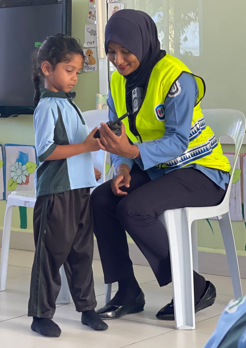 Hulhumeedhoo police officers had a meaningful engagement with the foundation kids of Seenu Atoll Madharsa  teaching them about community leaders 👏 🙌