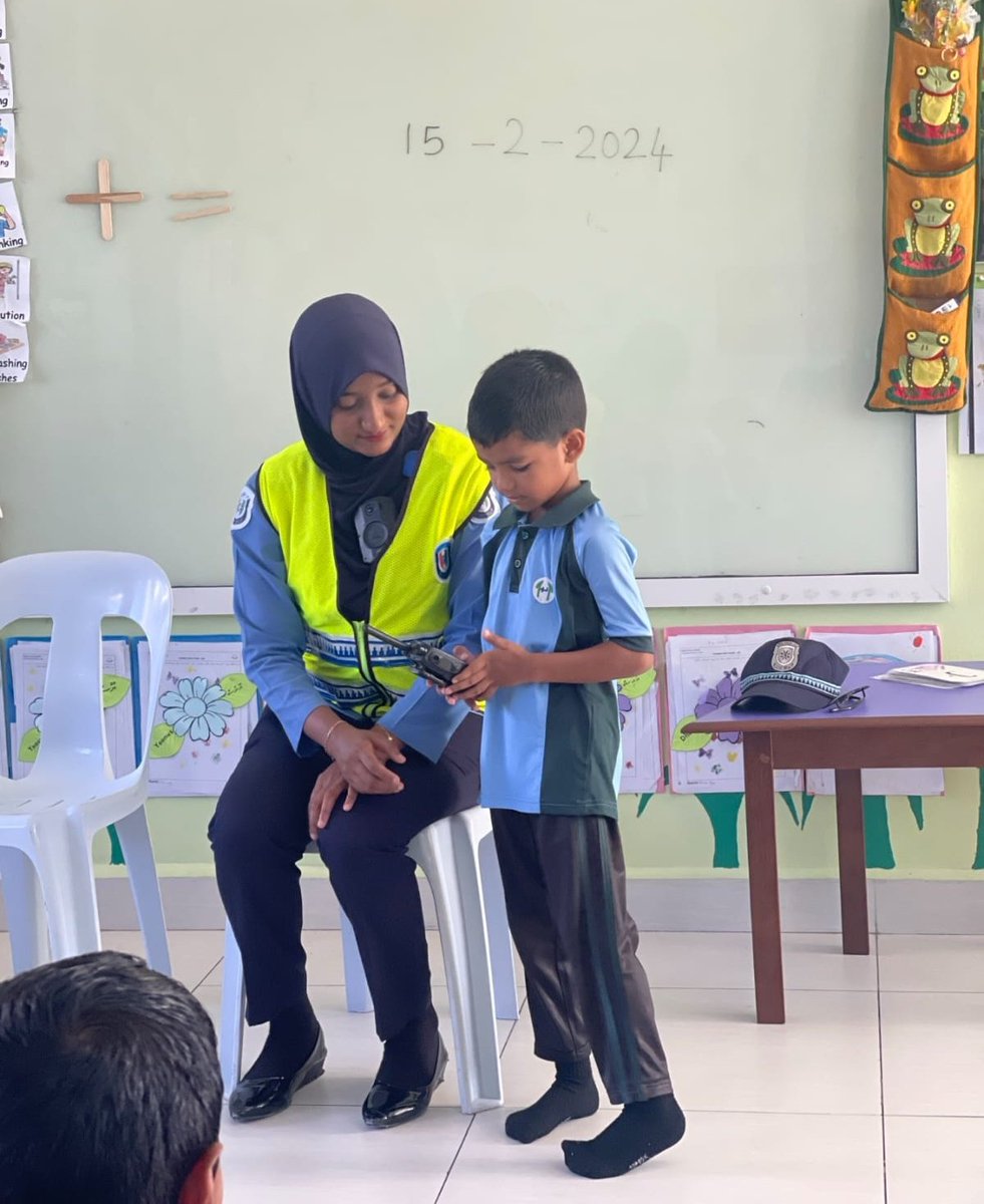 AdduPolice's tweet photo. Hulhumeedhoo police officers had a meaningful engagement with the foundation kids of Seenu Atoll Madharsa  teaching them about community leaders 👏 🙌 https://t.co/4gfC4rzDX8