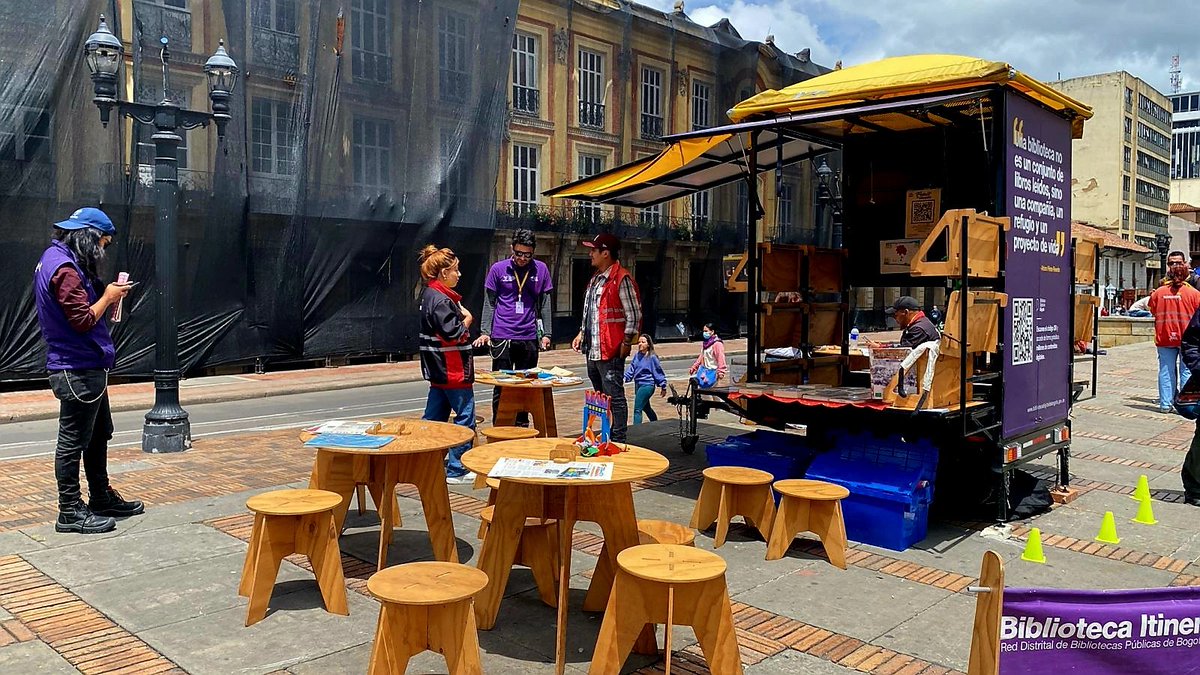 GobiernoBTA's tweet photo. Seguimos trabajando en equipo por #ElCentroVive.

Nos unimos un gran parche en la Plaza de Bolívar con @idipronBogota @Dadepbogota @BibloRedBogota y la empresa privada @crearbarbershop ofreciendo servicios de cuidado personal y actividades de recuperación espacio público. https://t.co/9ZiORPkCb4