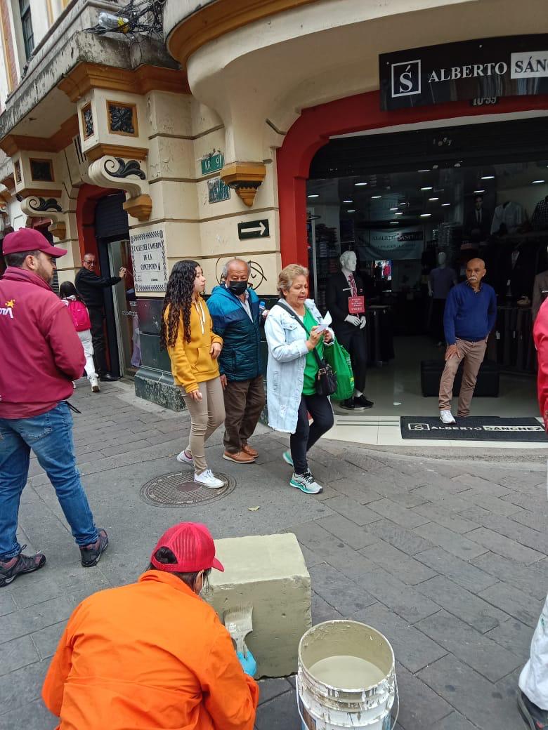 GobiernoBTA's tweet photo. Seguimos trabajando en equipo por #ElCentroVive.

Nos unimos un gran parche en la Plaza de Bolívar con @idipronBogota @Dadepbogota @BibloRedBogota y la empresa privada @crearbarbershop ofreciendo servicios de cuidado personal y actividades de recuperación espacio público. https://t.co/9ZiORPkCb4