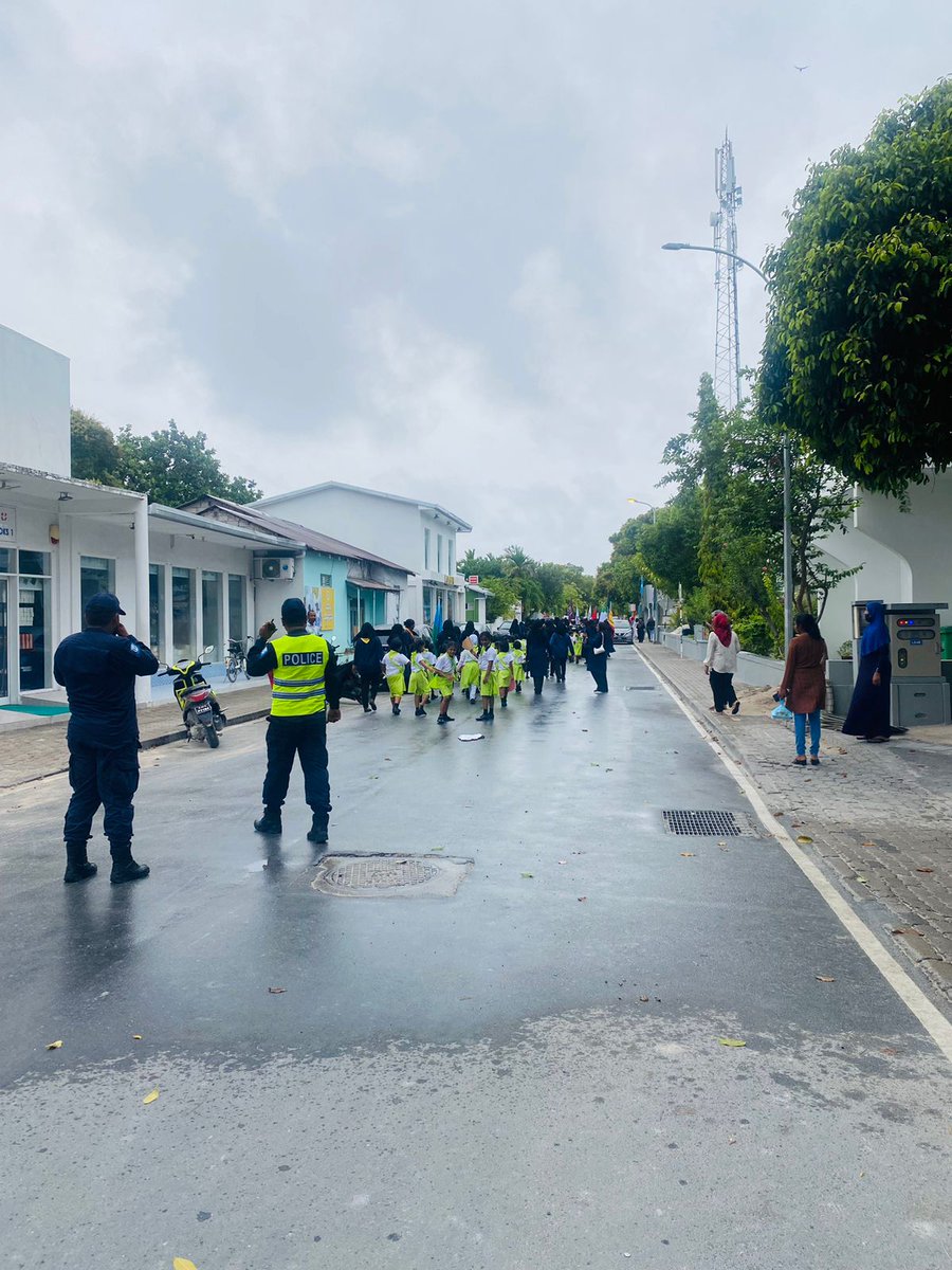 AdduPolice's tweet photo. It is heartwarming to see our little stars  enjoying the road trip, while Gan police officers ensured their safety and managed traffic flow. https://t.co/TrUKajOUt0