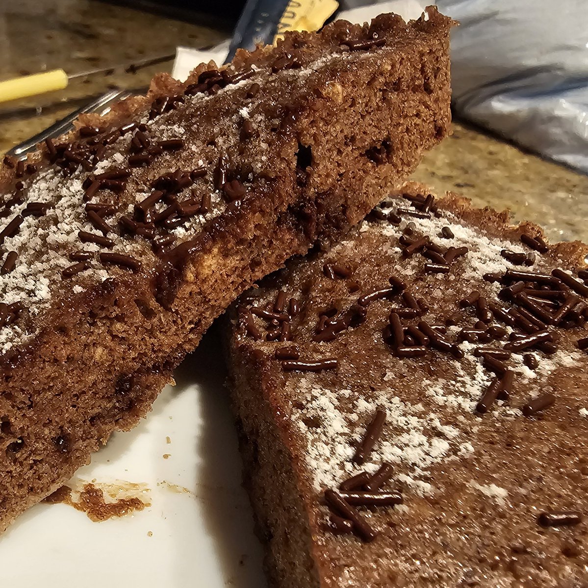 Bizcochito de chocolate "fit"! 🤣, pero es que es verdad! OJO 👀:

- 1 huevo 🥚
- 2🥄 harina de avena
- 12 gr. chocolate 80% 🍫
- vainilla (1 chorrín)
- 1/2🥄 de erititrol

1 minuto (aprox) al micro a 800 de potencia.

(Opcional) azúcar glas + pepitas de cocholate 🫠

Y ñam! 😍
